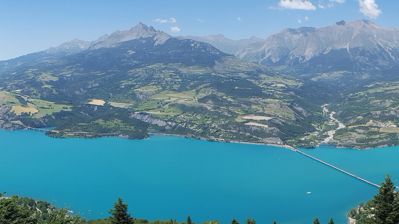 Sur les rives du lac de Serre-Ponçon Sur les rives du lac de Serre-Ponçon