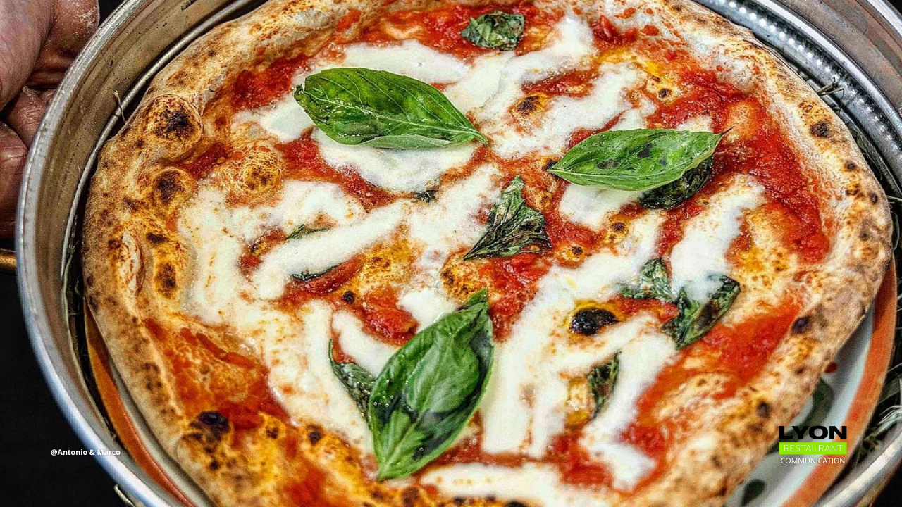 Romantico da Antonio e Marco : le tout premier franchisé d’Antonio & Marco signé Carmine Russo, champion de France de pizza napolitaine ! Romantico da Antonio e Marco : le tout premier franchisé d’Antonio & Marco signé Carmine Russo, champion de France de pizza napolitaine !